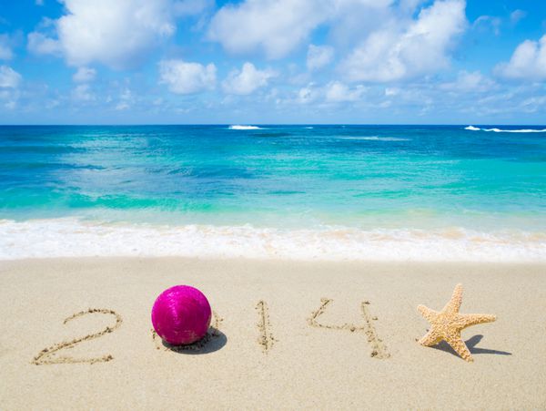 شماره 2014 با توپ کریسمس و ستاره دریایی در ساحل شنی