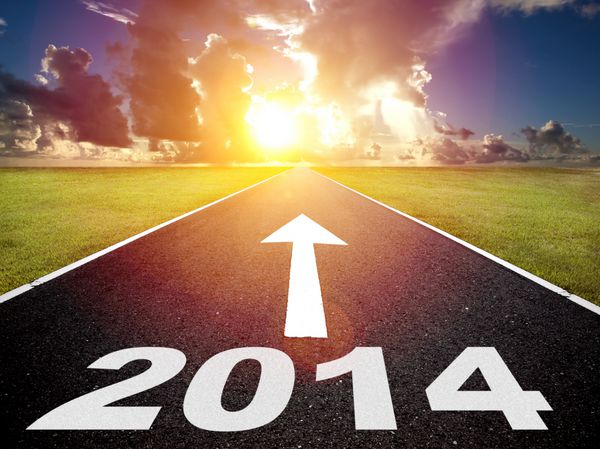 جاده ای به سال جدید 2014 و پس زمینه طلوع خورشید