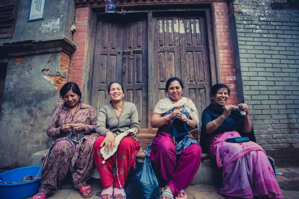 باکتاپور نپال 25 آوریل گروهی از زنان در باکتاپور در حال لبخند زدن و کار در خیابان باکتاپور یکی از 3 شهر سلطنتی در دره کاتماندو در نپال است که به عنوان یک جواهر فرهنگی به حساب می آید 2013