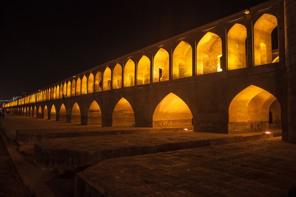 نمای شب از پل سی و سه در اصفهان ایران