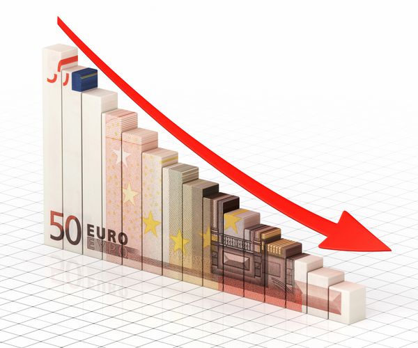 نمودار کسب و کار پنجاه یورو در حال حرکت به سمت پایین نزدیک