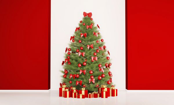 درخت کریسمس در اتاق با دیوارهای قرمز
