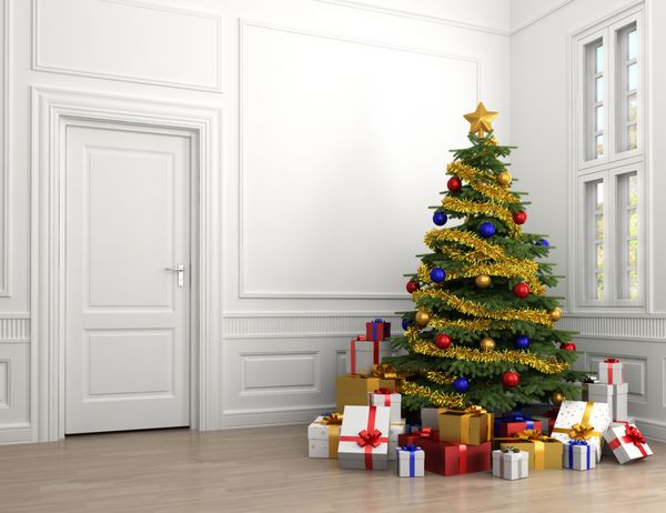 درخت کریسمس تزئین شده با هدایای زیادی در یک اتاق کلاسیک سفید خالی با بیل کپی در سمت چپ