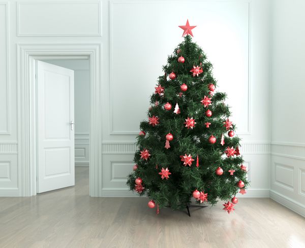 درخت کریسمس با تزئینات در اتاق نشیمن