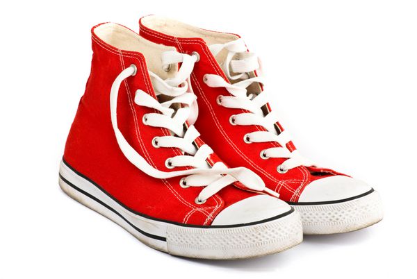 کفش های قدیمی قرمز در پس زمینه سفید