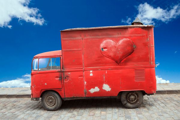 وسیله نقلیه قدیمی با قلب قرمز شکل عشق یا مفهوم مراقبت از قلب