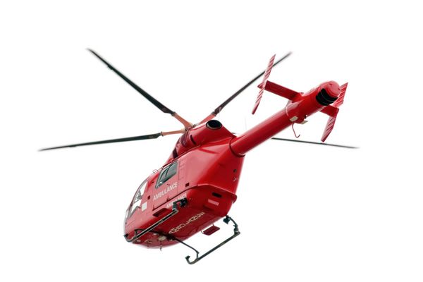 پرواز هلیکوپتر قرمز آمبولانس هوایی جدا شده در پس زمینه سفید