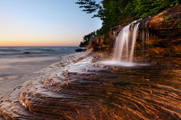 آبشار در ساحل در Pictured Rocks National Lakeshore Lake Superior میشیگان ایالات متحده آمریکا گرفته شده است