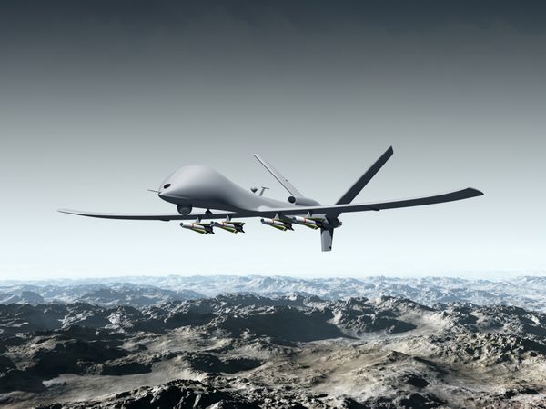 تصویر یک هواپیمای بدون سرنشین جنگی در حال پرواز بر فراز کوه های بایر