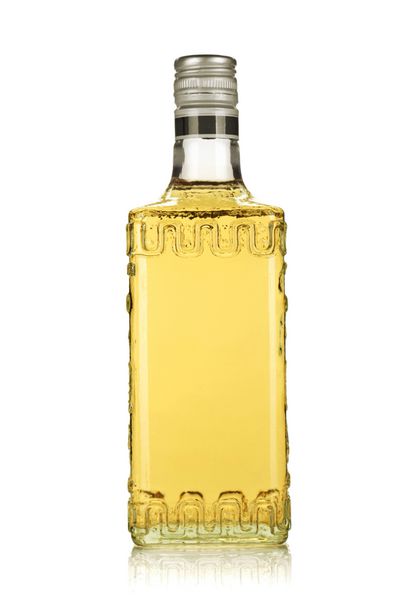 بطری تکیلا طلا جدا شده در زمینه سفید