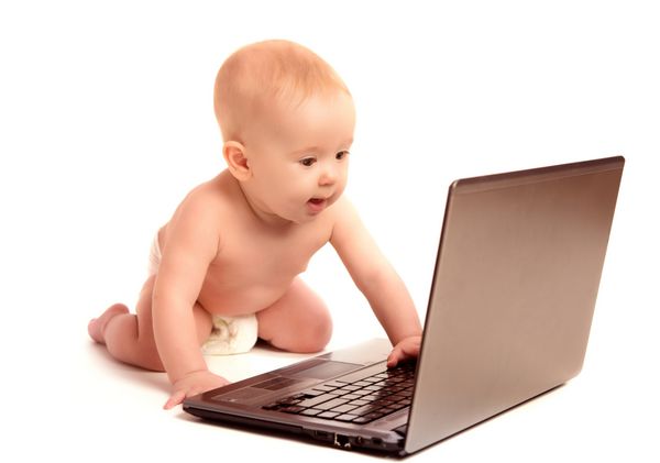 کودک کودک کوچک و کامپیوتر لپ تاپ جدا شده در پس زمینه سفید