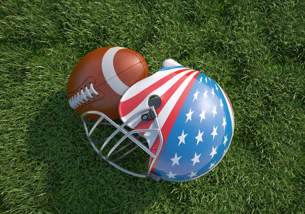 کلاه ایمنی فوتبال آمریکایی با پرچم ستاره ها و راه راه های آمریکایی و توپ بیضی شکل روی چمن تزئین شده است نزدیک نمای بالا