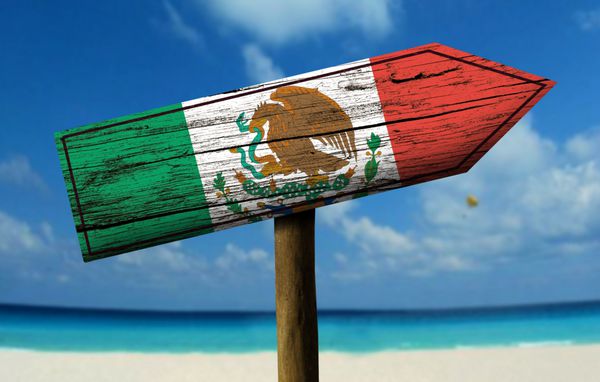 تابلوی چوبی پرچم مکزیک با ساحل در پس زمینه - آمریکای مرکزی