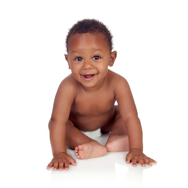 نوزاد آفریقایی شایان ستایش پوشک پوشک نشسته روی زمین جدا شده روی پس زمینه سفید