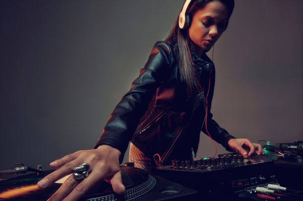 زن واقعی دی جی در حال پخش موسیقی در مهمانی