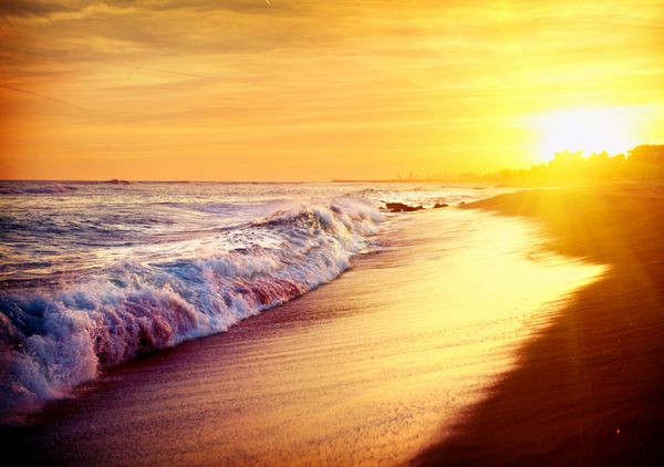 ساحل زیبای غروب دریا دریای مدیترانه اسپانیا رنگ های طلایی