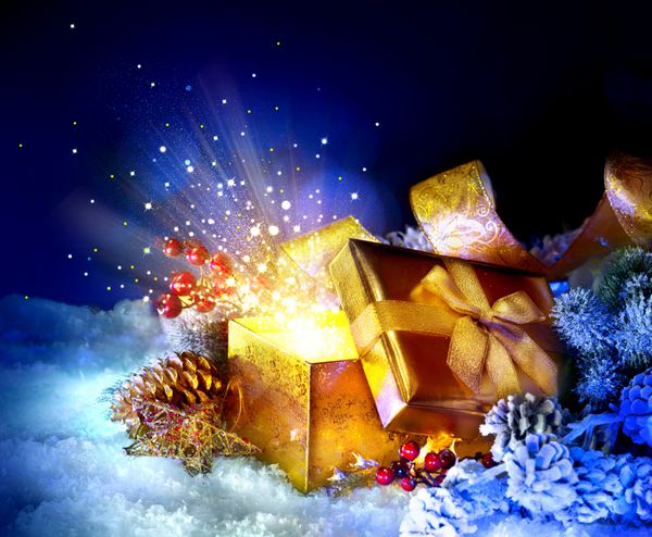 جعبه هدیه کریسمس با معجزه ستاره های جادویی و نور پس زمینه هنری تعطیلات زمستانی با برف و هدایا جعبه حاضر جعبه هدیه سال نو و آتش بازی نور جادویی