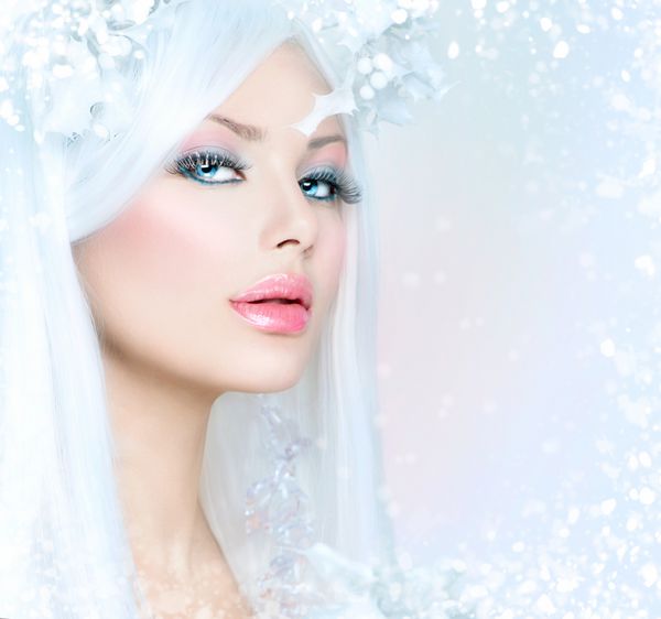 زیبایی زمستان مدل مد دختر زیبا با مدل موی برفی و آرایش آرایش تعطیلات ملکه زمستان زن کریسمس