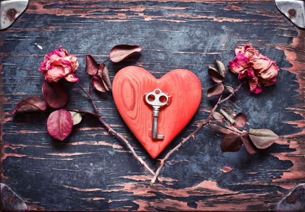 کلید با قلب به عنوان نماد عشق و گل رز خشک