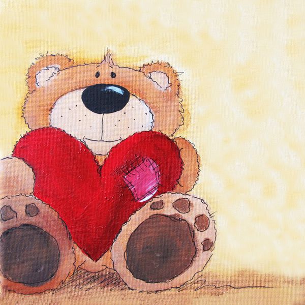خرس عروسکی کوچک کوچک با قلب بزرگ قرمز در دست هنر توسط عکاس نقاشی و خلق شده است