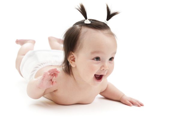 دختر بچه در حال لبخند زدن روی شکمش تصویر در زمینه سفید