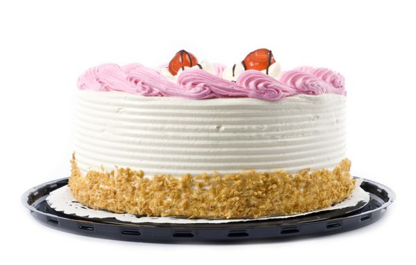 کیک رنگارنگ تزئین شده با گیلاس و جدا شده در زمینه سفید