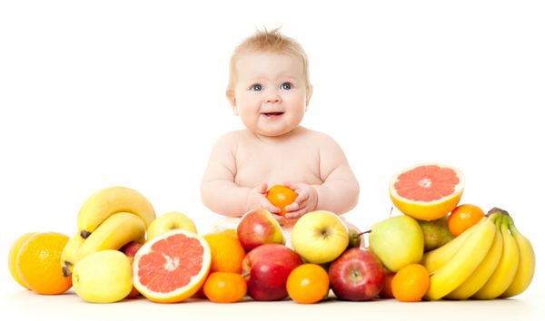نوزاد در محیطی از میوه تازه جدا شده بر روی سفید