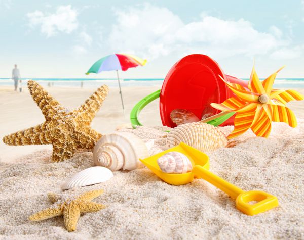 مجموعه ای از اسباب بازی های ساحلی کودکان در ساحل