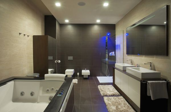 داخلی حمام خانه مدرن با مبلمان ساده و گران قیمت