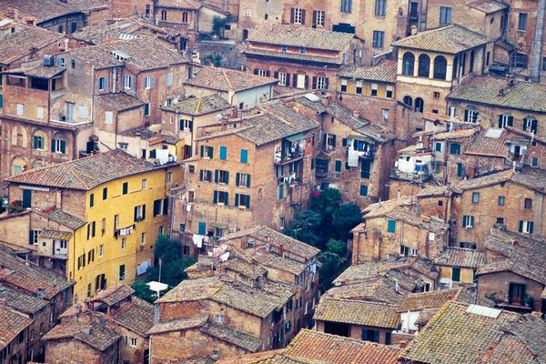 عکس هوایی از سازه های مسکونی شلوغ در شهر قدیمی سیه نا توسکانی ایتالیا اروپا
