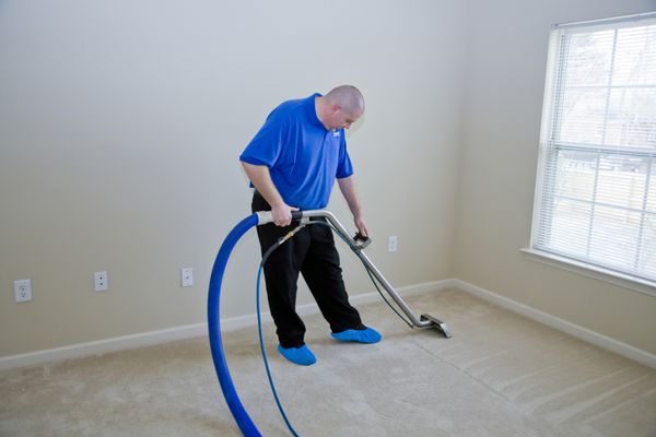 مرد نظافت فرش با تجهیزات نظافتی تجاری