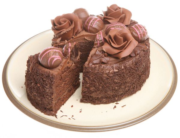 کیک اسفنجی شکلاتی با تزئین رز شکلاتی و شکلات های تکی