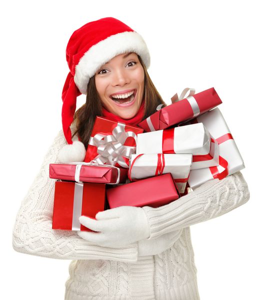 زن کریسمس کلاه بابانوئل که هدایای کریسمس را در دست دارد شاد و هیجان زده لبخند می زند دختر بابانوئل آسیایی قفقازی چند نژادی زیبا که در پس زمینه سفید جدا شده است