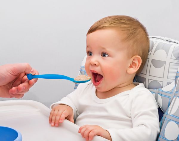 بچه یک ساله فرنی می خورد