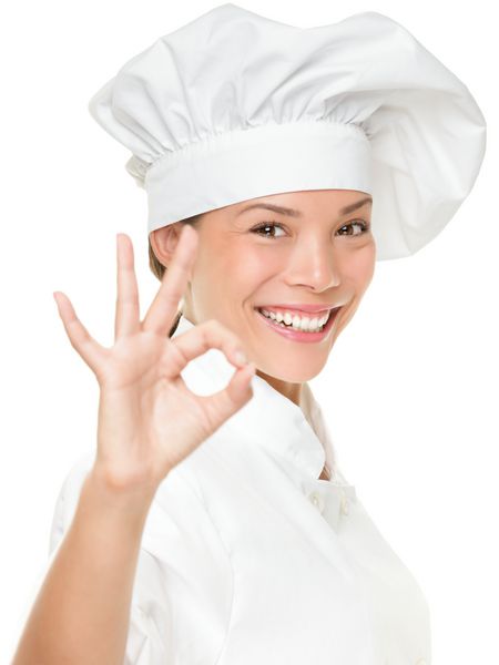 آشپز نانوا یا آشپز با نشان دادن علامت دست خوب برای کمال زن آشپزی که شاد و مغرور می خندد آشپز پرتره با کلاه سرآشپز جدا شده در پس زمینه سفید مدل زن قفقازی آسیایی مخلوط نژاد