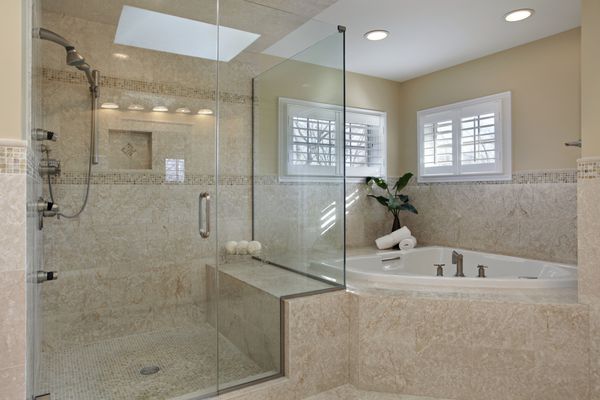حمام مدرن مدرن با دوش شیشه ای بزرگ