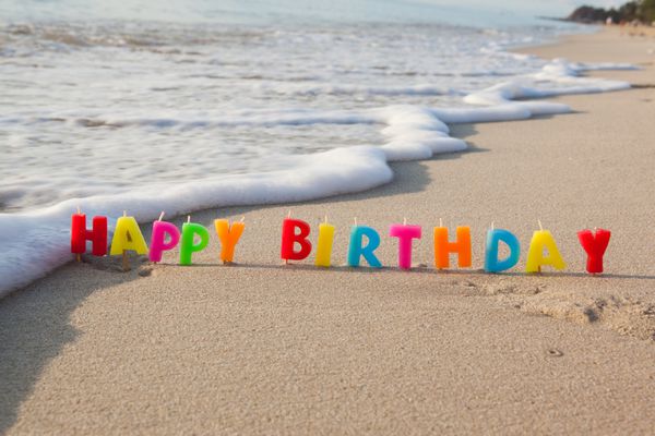 شمع تولدت مبارک در ساحل