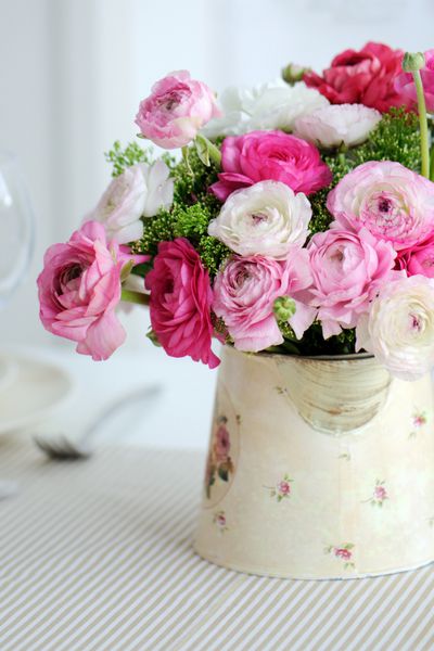 دسته گل زیبای بهاری با رنگ صورتی و سفید