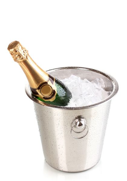 بطری شامپاین در سطل جدا شده روی سفید