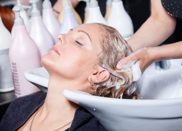 شستن مو در یک آرایشگاه دختر جوان قفقازی