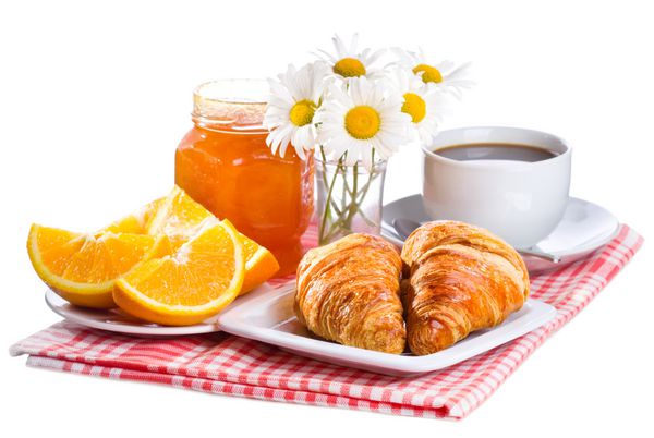صبحانه با کروسانت مربا پرتقال و قهوه