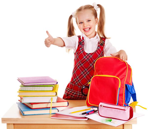 کودک با وسایل مدرسه و کتاب انگشت شست بالا جدا شده