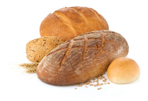 نان تازه جدا شده در پس زمینه سفید