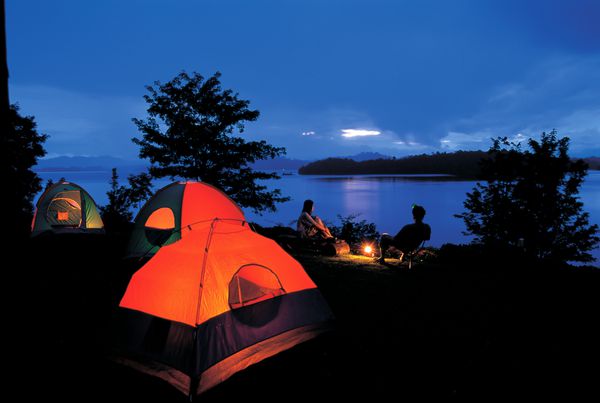 اردوگاه در کنار دریاچه پارک ملی تایلند