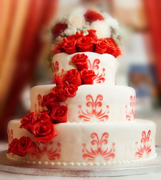 کیک عروسی با گل رز قرمز