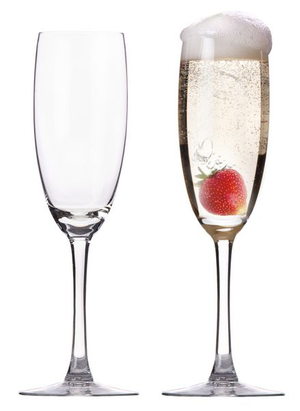 لیوان پر و خالی شامپاین با توت فرنگی جدا شده در پس زمینه سفید