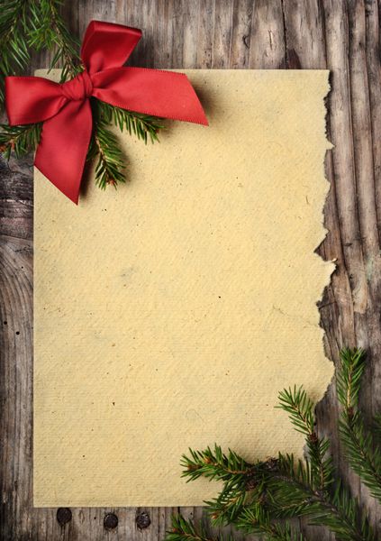 دکوراسیون کریسمس و کاغذ پرنعمت روی پس زمینه چوبی