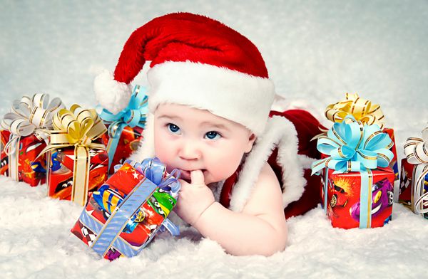 بچه بابانوئل بامزه با هدایای سال نو