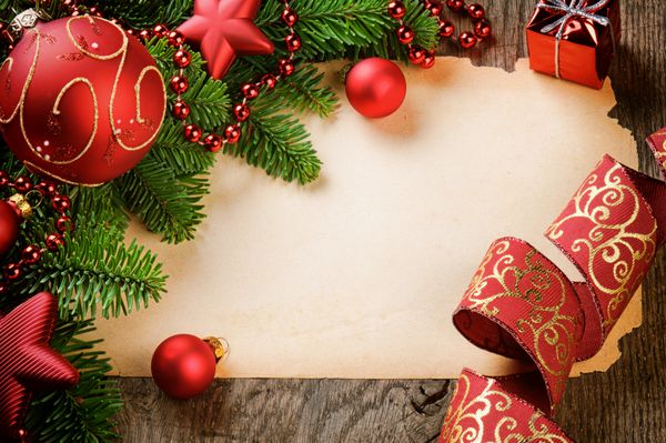 قاب با کاغذ پرنعمت و تزئینات کریسمس در زمینه چوبی