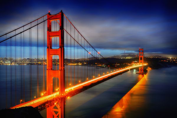 پل معروف گلدن گیت سانفرانسیسکو در شب ایالات متحده آمریکا